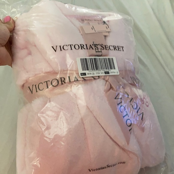 ⛔️SOLD⛔️Victoria Secret Robe - Picture 4 of 5